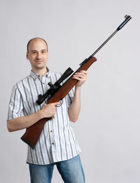 Man med gevär — Stockfoto