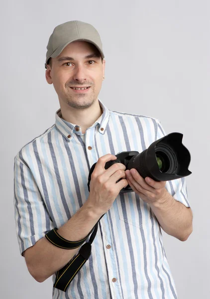 Homem segurando câmera profissional — Fotografia de Stock