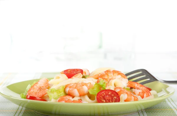 Salade de crevettes royales, tomates et pâtes — Photo