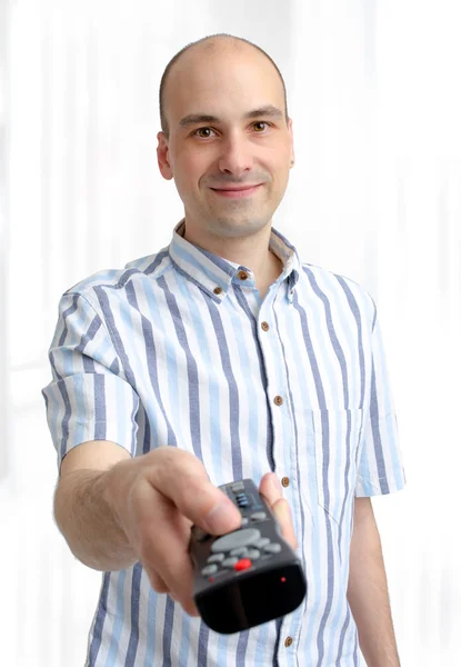 Mladý muž s tv remote — Stock fotografie