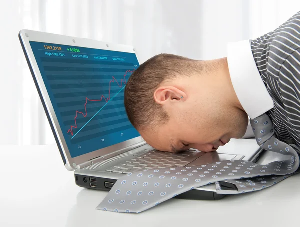 Uomo d'affari che dorme sul computer portatile — Foto Stock