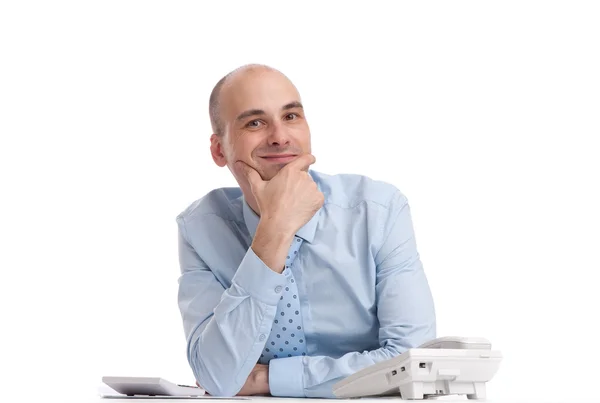 Affärsman på ett skrivbord, isolerad på vit — Stockfoto