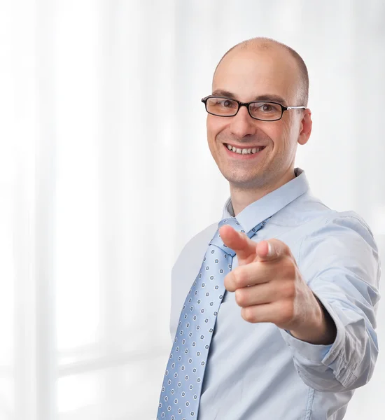 カメラで若いビジネスマン ポインティング指の笑みを浮かべてください。 — ストック写真