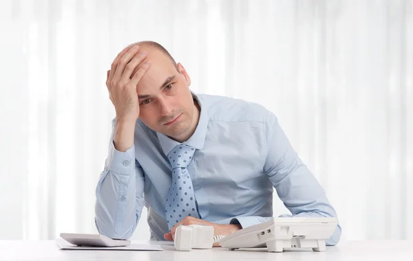 Stressad affärsman som sitter på arbetsplatsen — Stockfoto