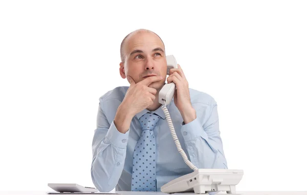 Бизнесмен разговаривает по стационарному телефону в офисе — стоковое фото