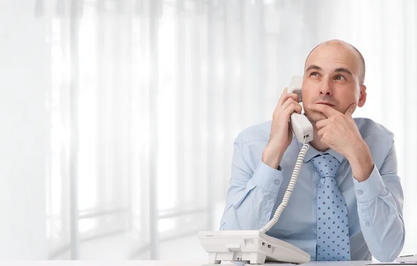 Uomo d'affari che parla al telefono fisso in ufficio — Foto Stock
