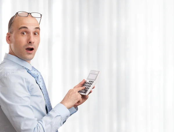 Homme d'affaires choqué avec calculatrice — Photo