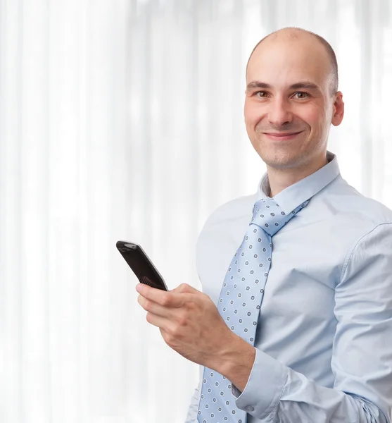 Uomo d'affari sorridente con telefono — Foto Stock