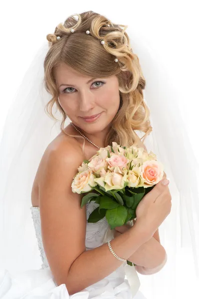 Giovane bella sposa con acconciatura elegante — Foto Stock