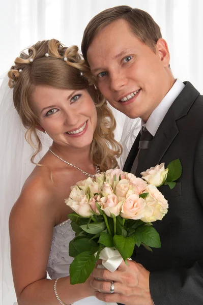 Bruid en bruidegom in witte jurk — Stockfoto
