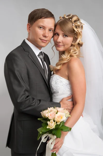 Mladý svatební pár — Stock fotografie