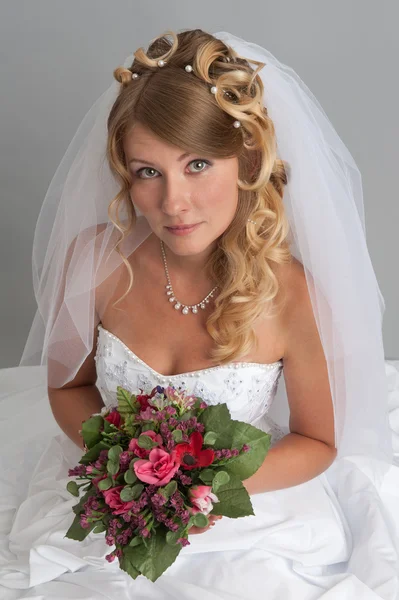 Bella bionda sposa studio ritratto — Foto Stock