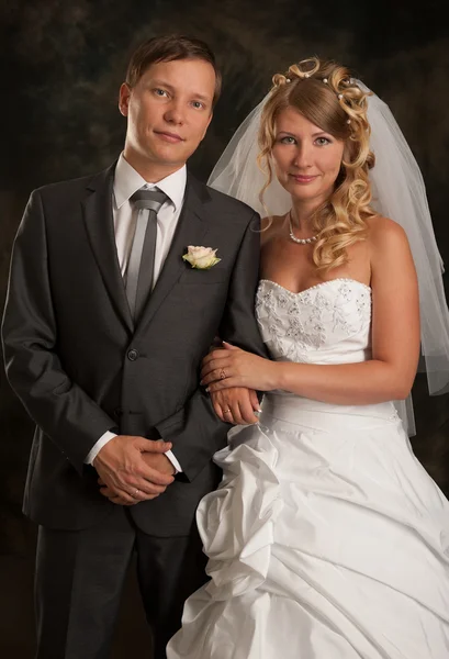 Mooie jonge getrouwd paar — Stockfoto
