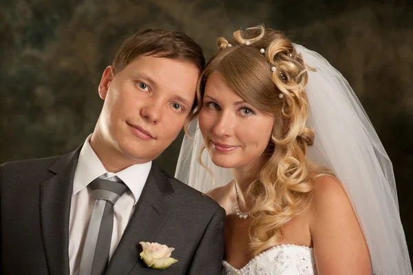 Portret van mooie jonge getrouwd paar — Stockfoto