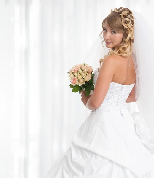 Schöne Braut mit einem Strauß Blumen — Stockfoto