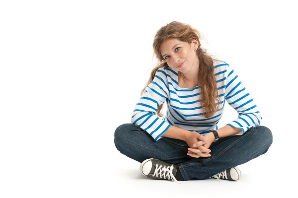 Tonårig flicka sitter — Stockfoto