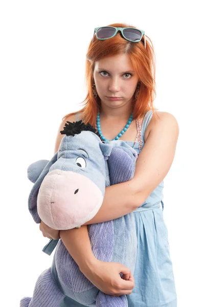 Jovem mulher abraçando grande burro brinquedo — Fotografia de Stock