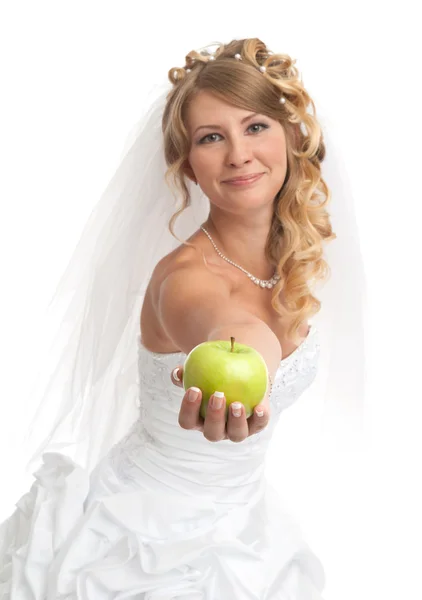 Улыбающаяся красавица невеста с зеленым яблоком — стоковое фото