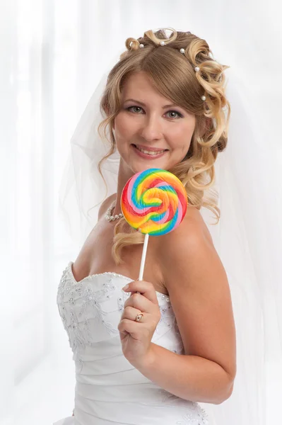 微笑着用糖果的美丽新娘 — 图库照片