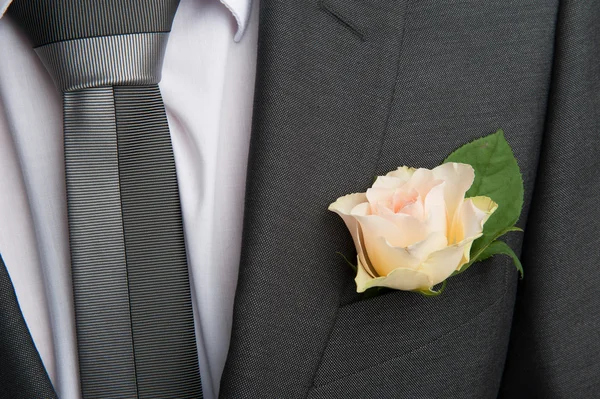 在新郎的婚礼外套玫瑰花胸花 — 图库照片