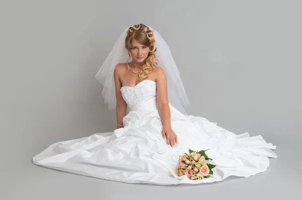 Bela noiva em um vestido de noiva — Fotografia de Stock
