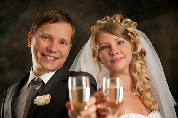 Happy bride and groom with champagne — Stockfoto