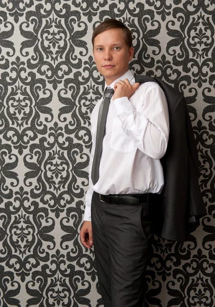 Genç adam bir takım elbise portresi — Stok fotoğraf