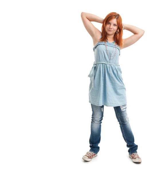 幸せなカジュアルな赤毛の女の子立っている完全な長さ — ストック写真