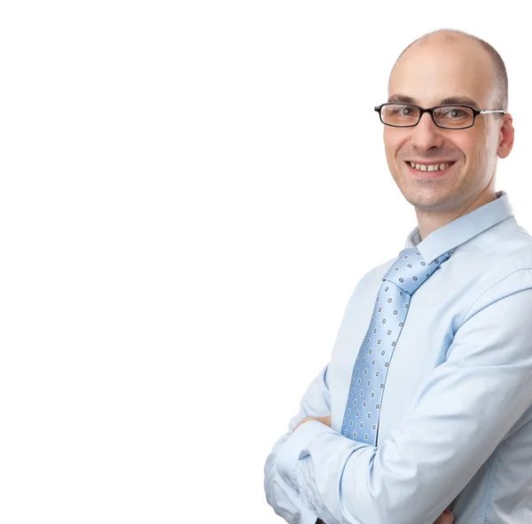 Hombre de negocios sonriente con gafas y brazos cruzados — Foto de Stock