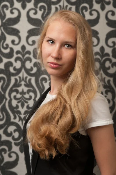 Gyönyörű szőke lány hosszú hajjal — Stock Fotó