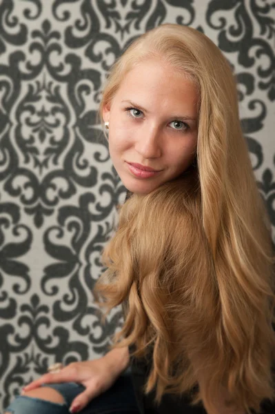 Porträtt av leende ung kvinna — Stockfoto