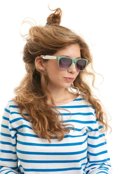 Смішна молода жінка в сонцезахисних окулярах — стокове фото