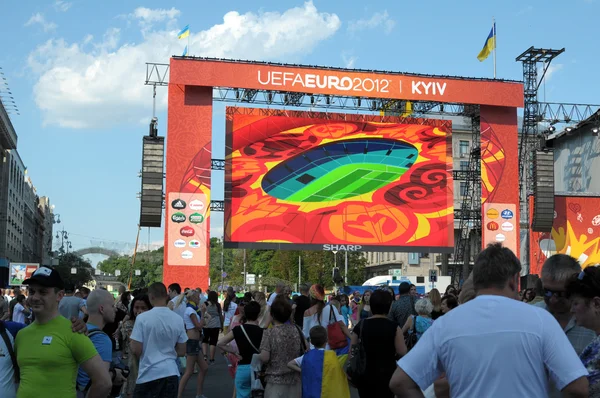 КИЕВ, Украина - 19 июня: Главная футбольная фан-зона Евро-2012 на Май — стоковое фото