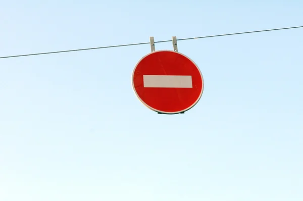 Road sign on a blue sky background — Stock Photo, Image