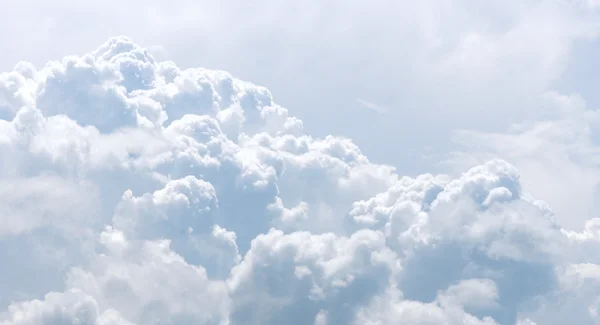 흰색과 회색 구름이 푸른 하늘에 — 스톡 사진