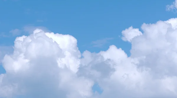Nuvole bianche e grigie nel cielo blu — Foto Stock