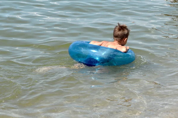 Junge schwimmt im Meer — Stockfoto