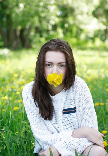 Dandelions kızla — Stok fotoğraf