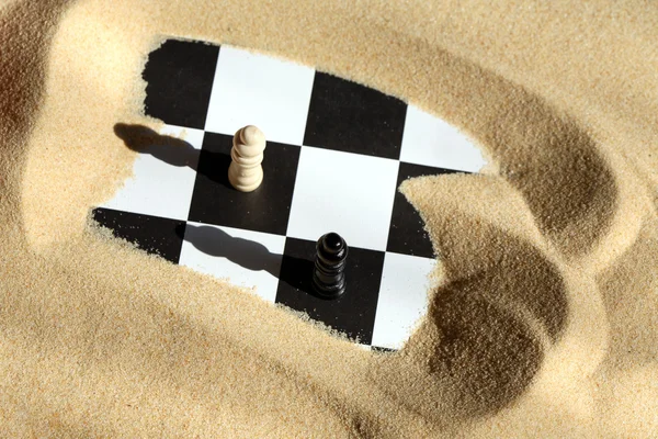 Jeu d'échecs dans le sable — Photo