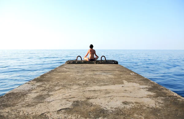 Deniz kenarında meditasyon — Stok fotoğraf