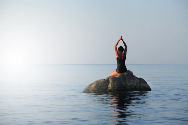Yoga im Meer — Stockfoto