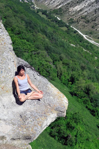 Yoga en la roca — Foto de Stock