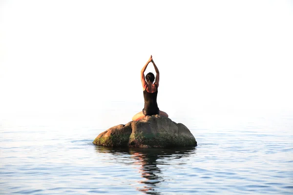 海里的瑜伽 — 图库照片
