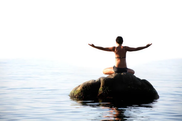 Yoga im Meer — Stockfoto