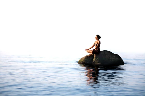 Yoga dans la mer — Photo