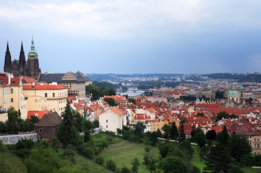 Prag bulutlu gökyüzü altında