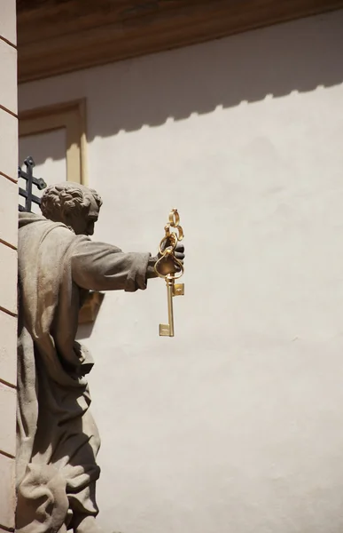 São Pedro segurando a chave — Fotografia de Stock