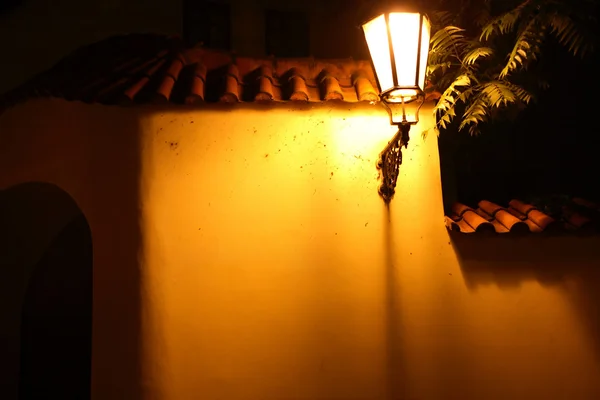 Винтажный фонарь в ночи — стоковое фото