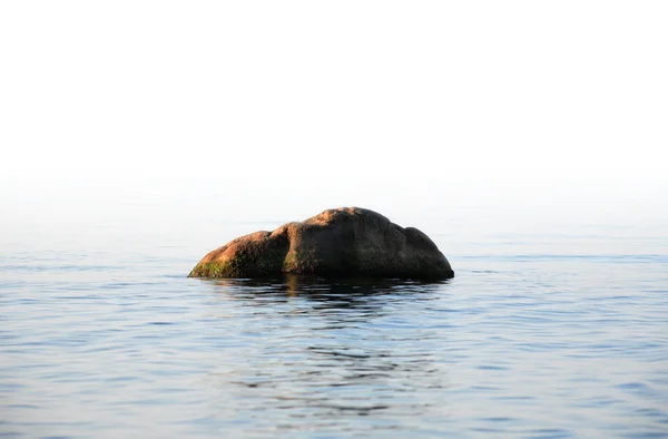 Камінь у морі — стокове фото