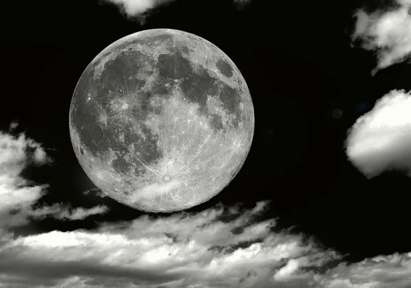 Volle maan in wolken — Stockfoto
